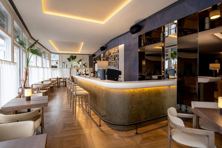 Lounge 92 of 116