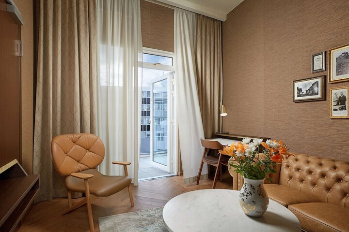 Room 32 of 66