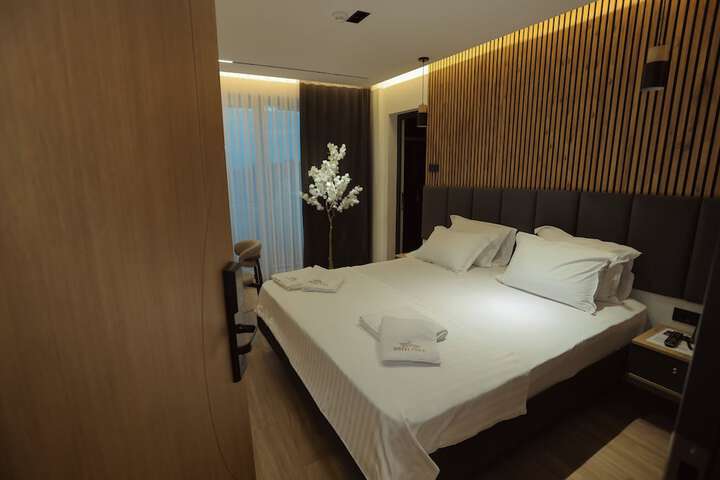 Room 10 of 42