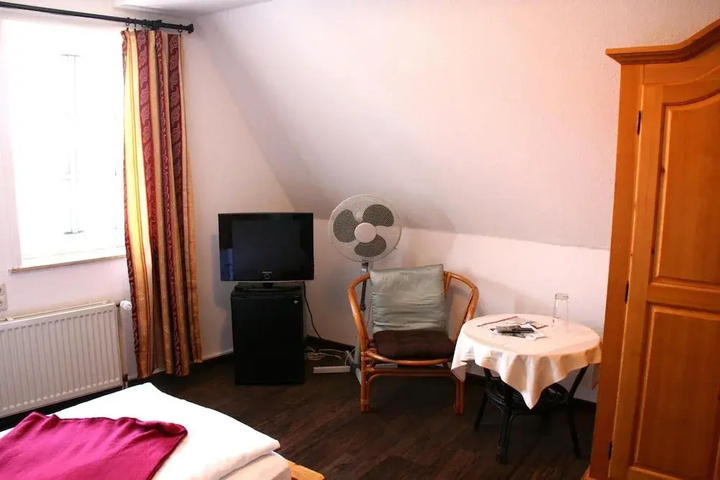 Room 4 of 15