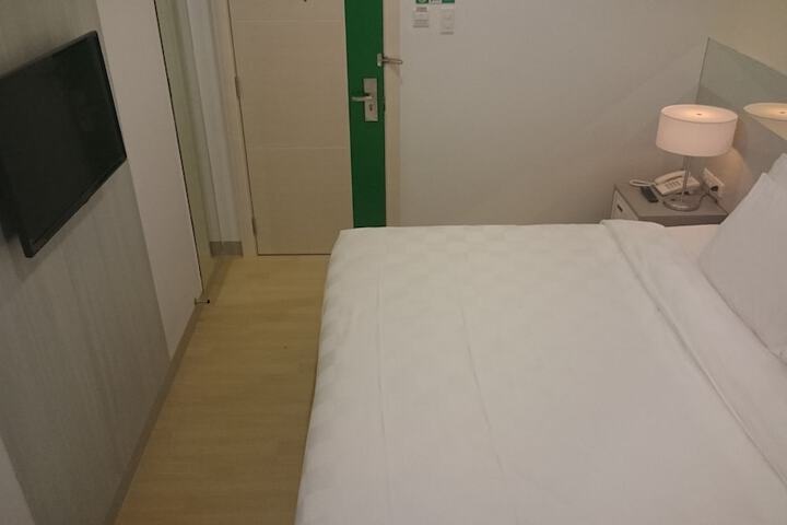 Room 14 of 33