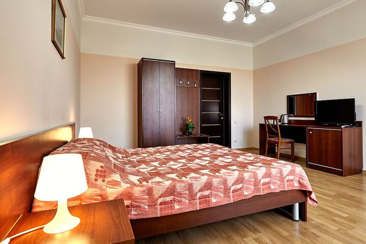 Room 4 of 117