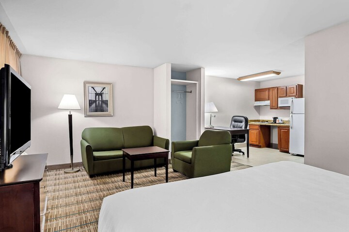 1 Queen Bed Efficiency Suite (3 of 24)