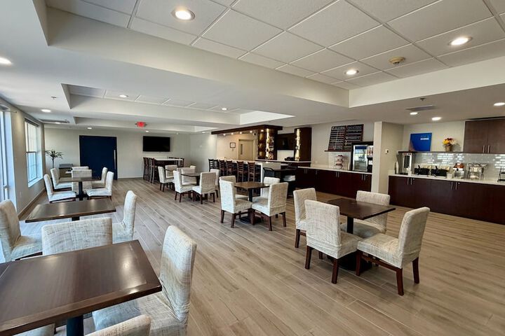 Lounge 74 of 80