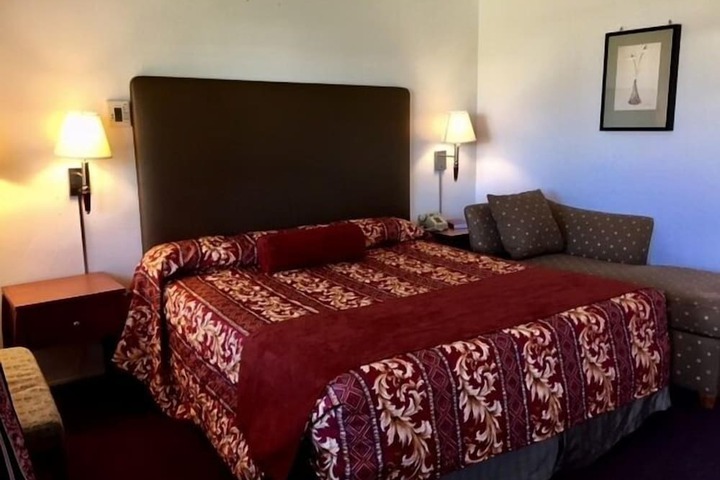 1 King Bed (10 of 12)