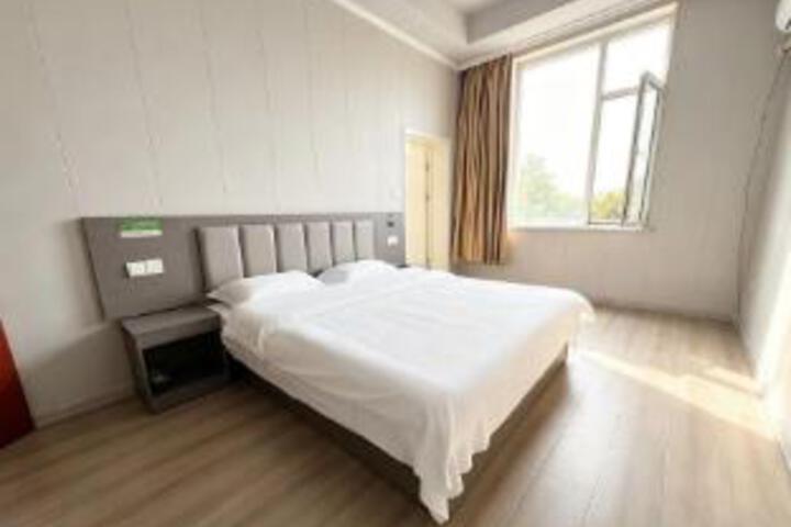 Room 4 of 6