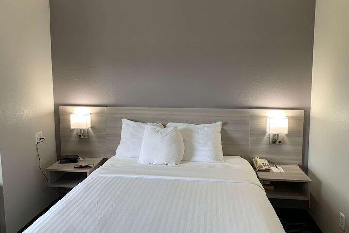 1 Queen Bed (2 of 23)