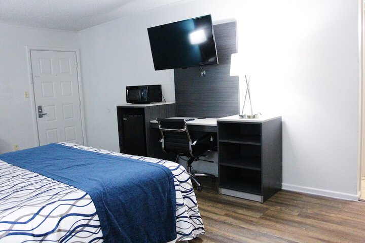 1 King Bed (4 of 6)