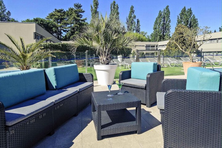 Lounge 46 of 61