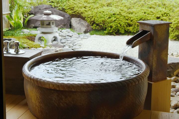 Deep soaking bathtub