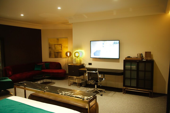 Room 9 of 48