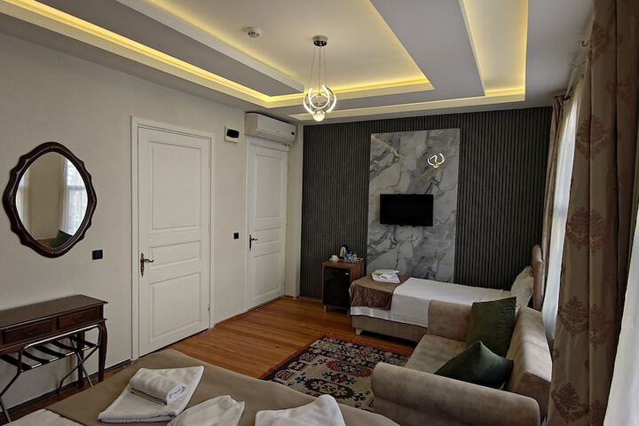 Room 28 of 104