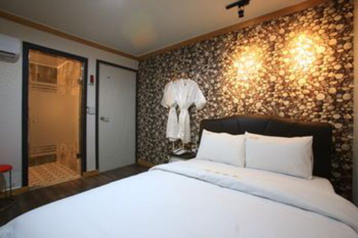 Room 9 of 37