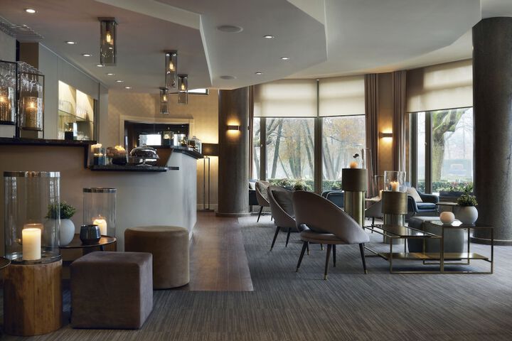 Lounge 33 of 43