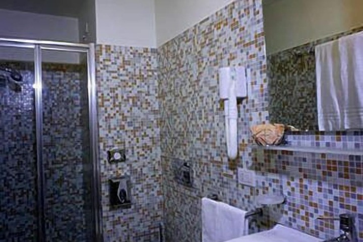 Room 14 of 33