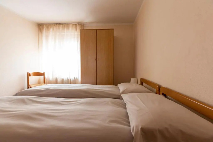 Room 2 of 10