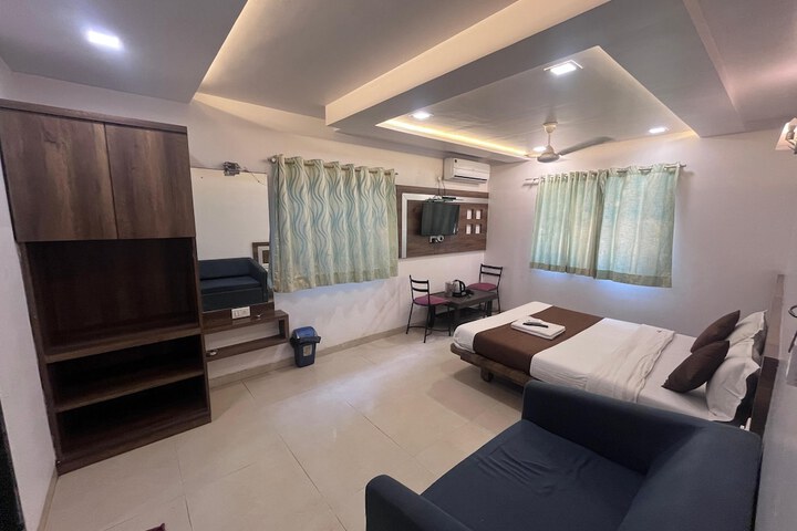 Room 7 of 8