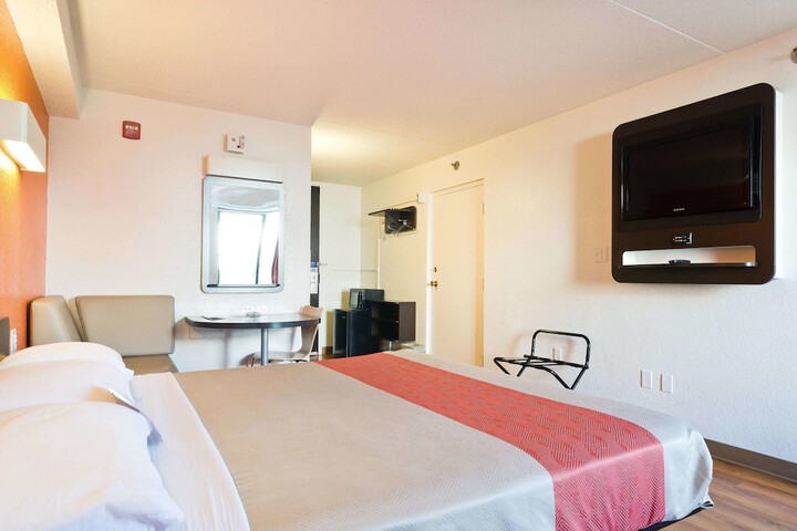 1 King Bed (1 of 17)