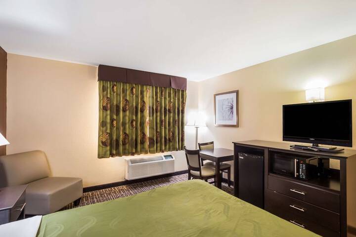 1 King Bed (10 of 15)