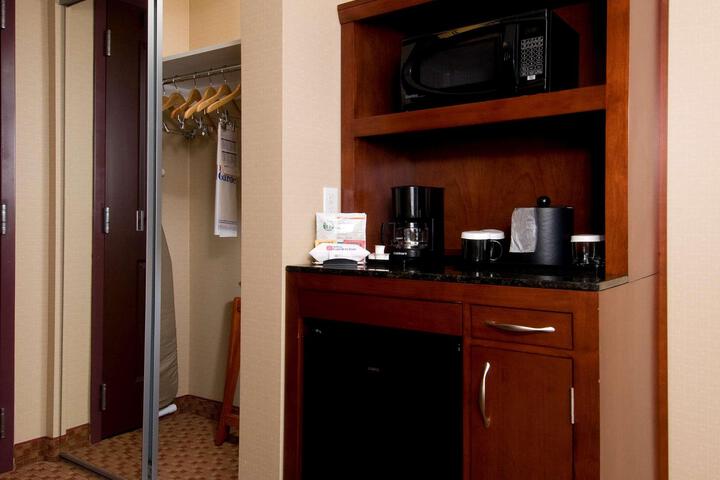 1 King Premium with in Room Drinks Snacks (10 of 31)