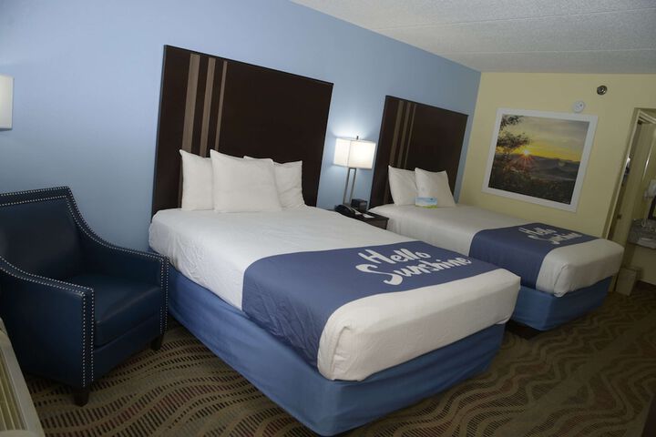 2 Queen Beds (1 of 6)