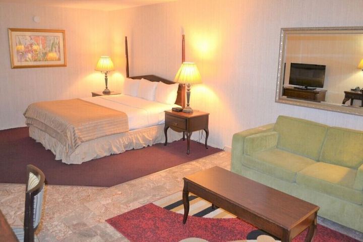 Deluxe King Bed (3 of 4)