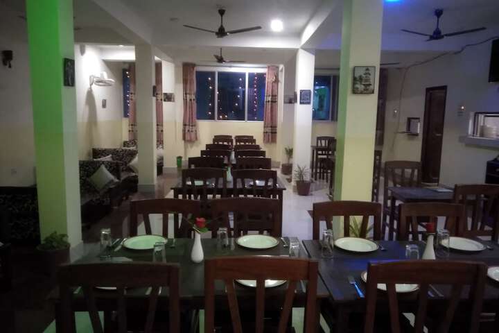 Dining 16 of 24