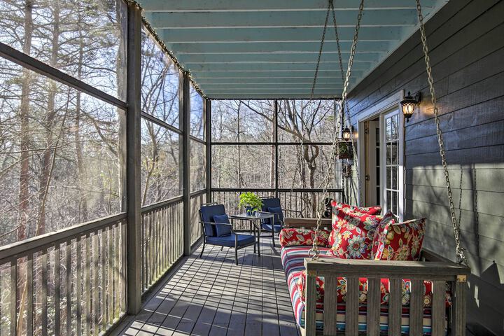 Cozy & Quiet Studio w / Porch Near Scenic Railway!