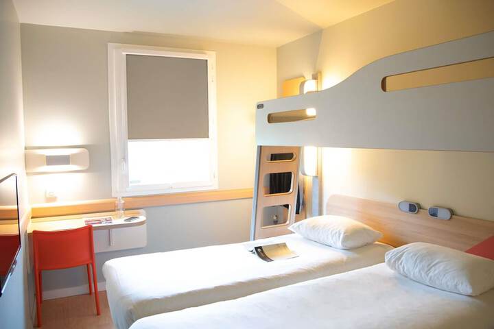Room 10 of 31