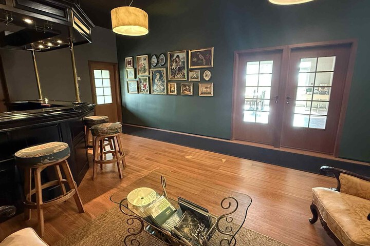 Lounge 20 of 39
