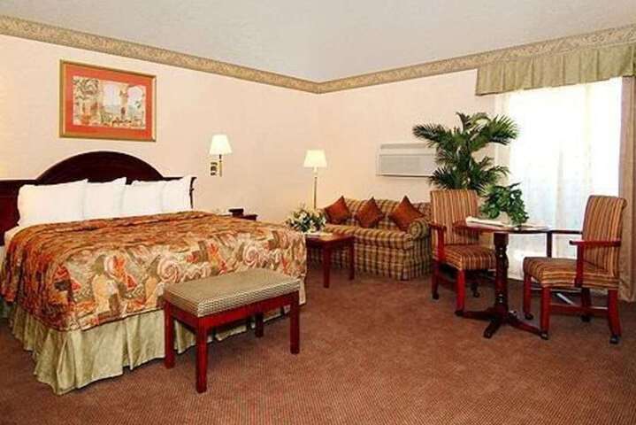 Guest room with sitting area