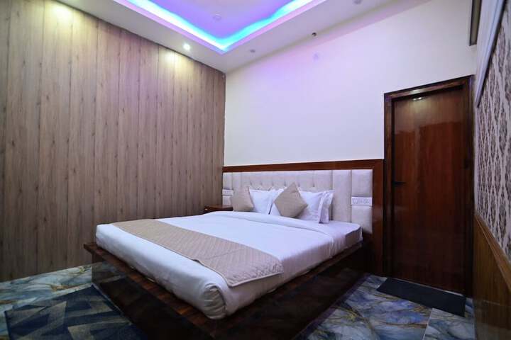 Room 9 of 42
