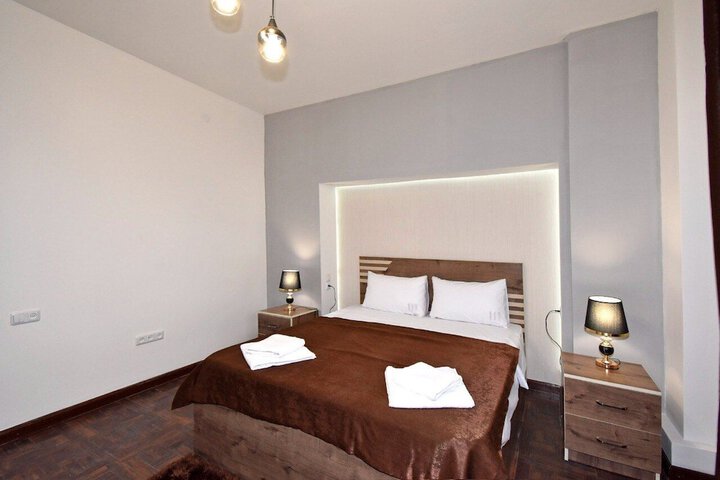 Room 5 of 12