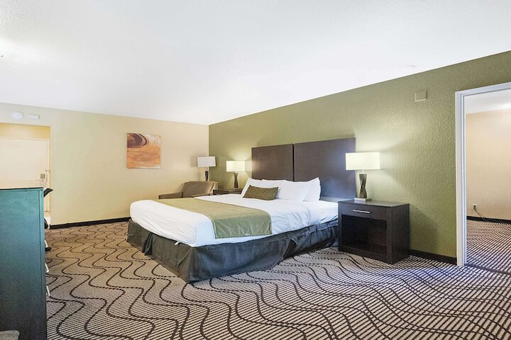 1 Queen Bed Deluxe Room High Speed Internet Accessible Sitting Area Desk Microwave (4 of 17)