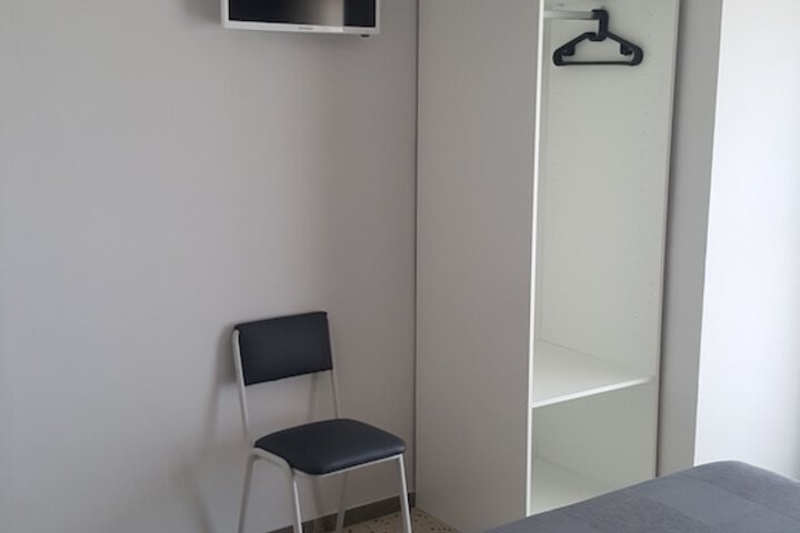 Room 4 of 32