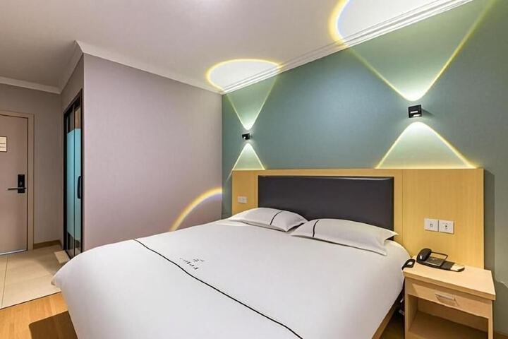 Room 13 of 34