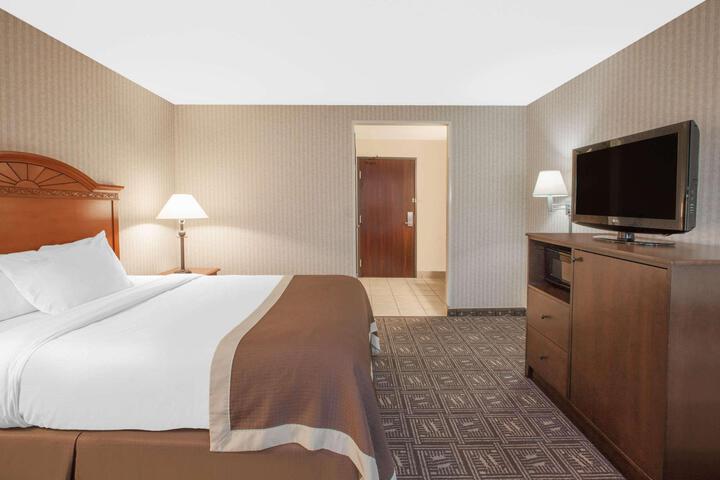 1 Queen Bed Accessible Room (1 of 10)