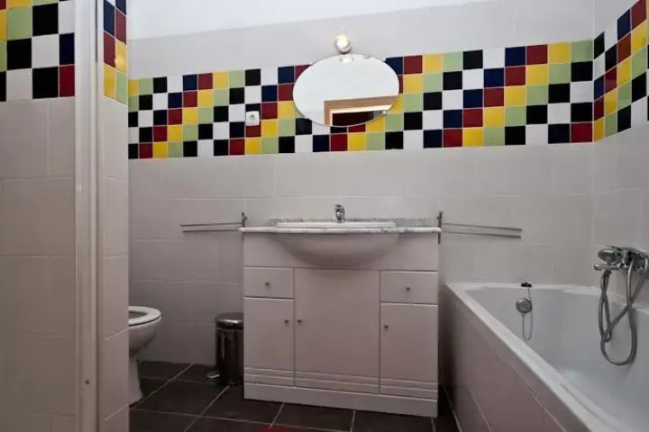 Room 4 of 8