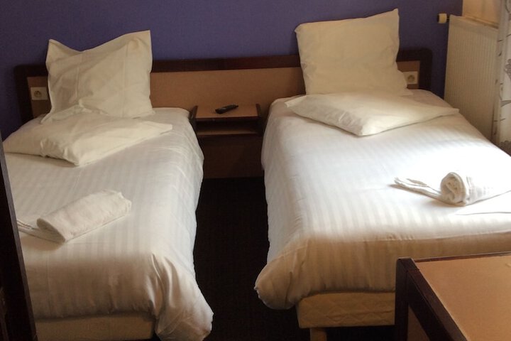 Room 4 of 33