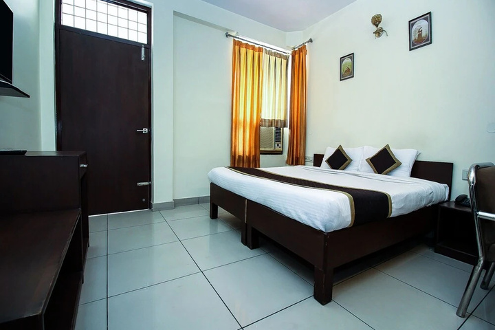 Room 3 of 9