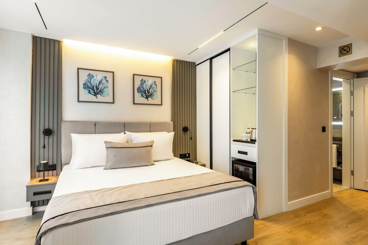 Room 5 of 98