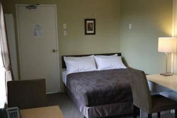 Room 5 of 9