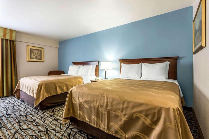 2 Queen Beds (1 of 9)