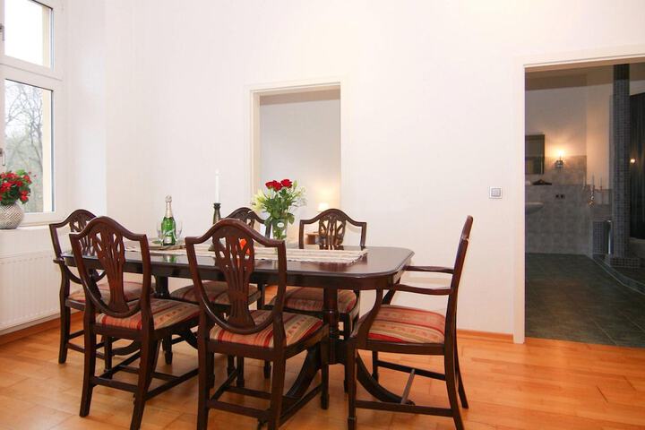 Dining 16 of 25