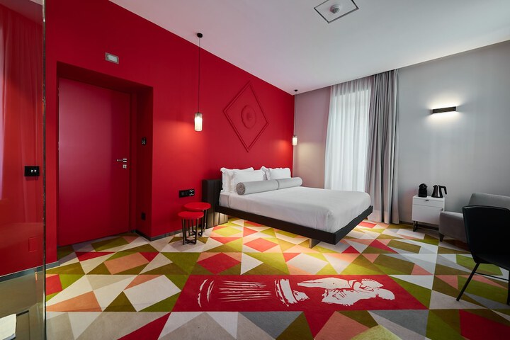 Room 5 of 96