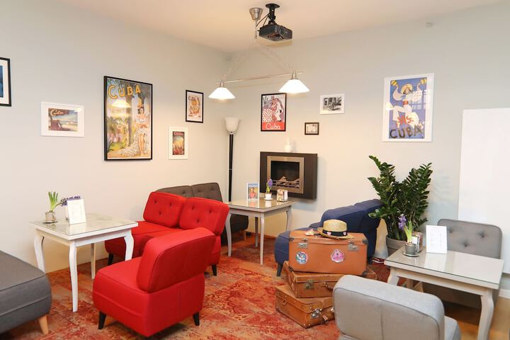 Lounge 56 of 61