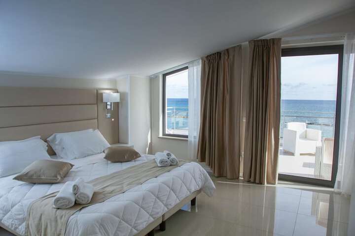 Room 16 of 62