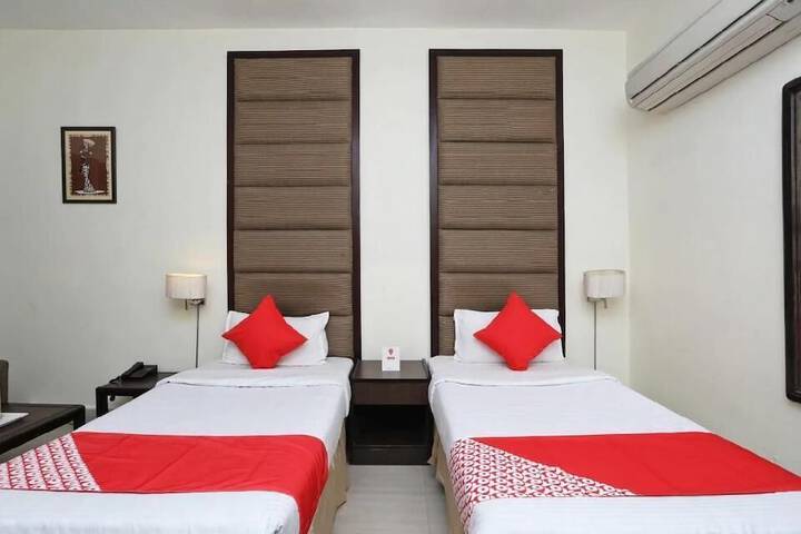 Room 6 of 9