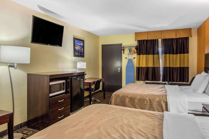 1 Queen Bed (14 of 16)