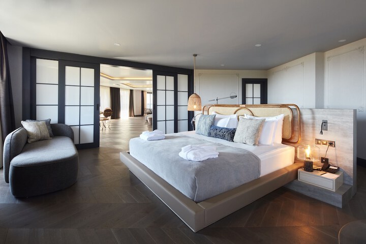 Room 18 of 170